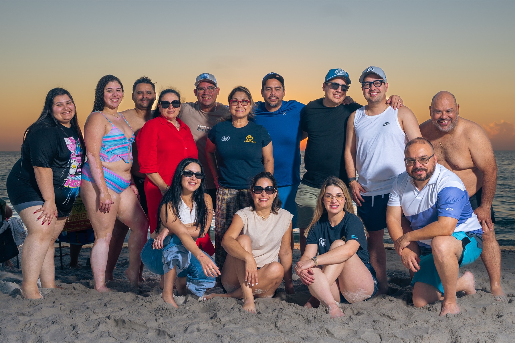 Equipo The Chosen celebrando juntos